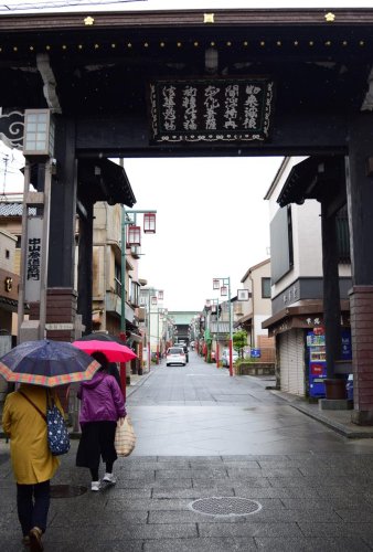 黒門から先が景観重点地区に指定された中山参道地区＝市川市
