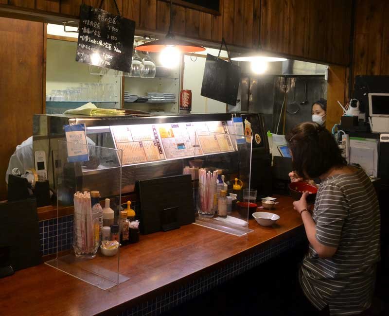 仕切り板が置かれた「和肉酒場わとん」店内＝７日午後、同市中央区