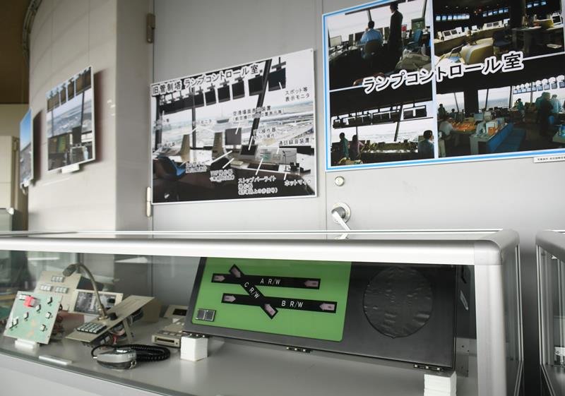 実際に旧管制塔で使われた使用滑走路表示装置などの機器を展示＝芝山町岩山の航空科学博物館
