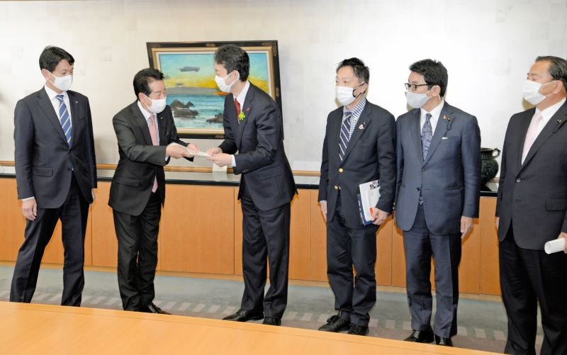 新型コロナへの対応に関する「申し入れ書」を熊谷知事（左から３人目）に提出する自民党県連の伊藤昌弘政調会長（同２人目）ら同党県議＝４月２０日、県庁