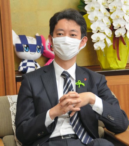 インタビューに答える熊谷知事＝４月２８日、県庁
