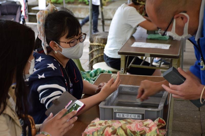 勾玉づくりを体験する参加者＝千葉市若葉区
