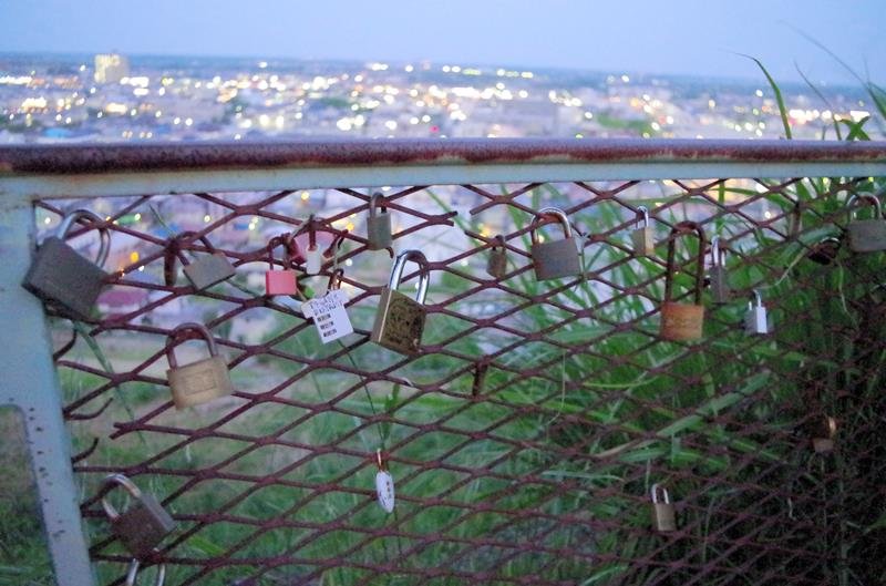 南京錠に愛を誓って　市内一望、恋人の聖地　「山王台公園」（東金市）　【北総ご近所巡り　面白スポット謎解き編】　（３）
