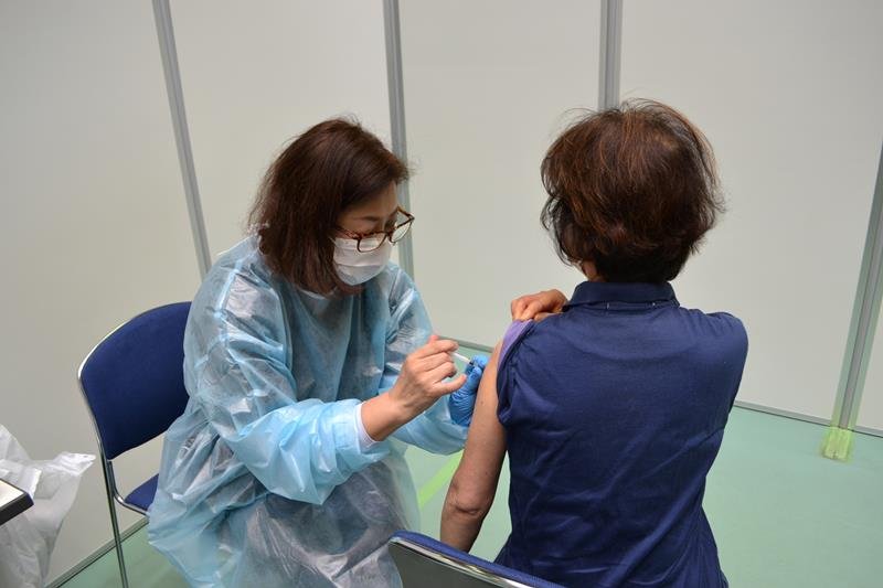 集団接種、千葉市でも　高齢者向けワクチン　初日３２０人副反応なし