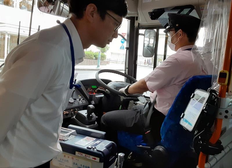 入り口に設置したタブレット端末に顔をかざすと、あらかじめ登録した顔画像と照合しバス車内に乗り込める＝１３日、佐倉市
