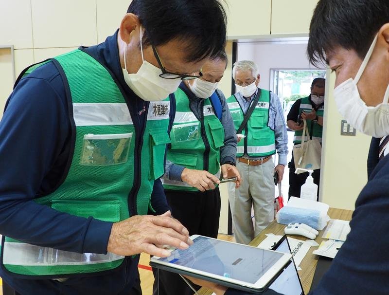 避難要請メッセージを受け、富来田小学校体育館に到着した住民＝１６日、木更津市
