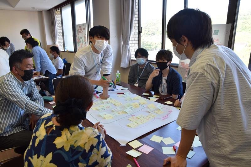 ワークショップで意見を交わす参加者＝鋸南町の中央公民館

