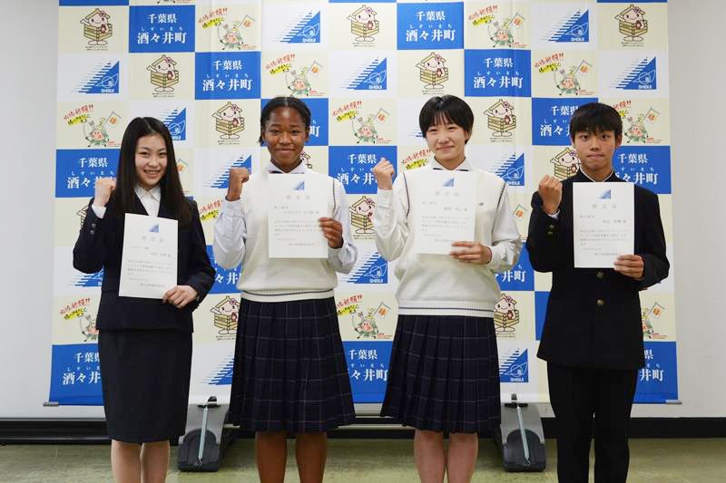 育成選手に指定された（左から）吉岡さん、オボルディさん、梅沢さん、前田さん＝酒々井町役場
