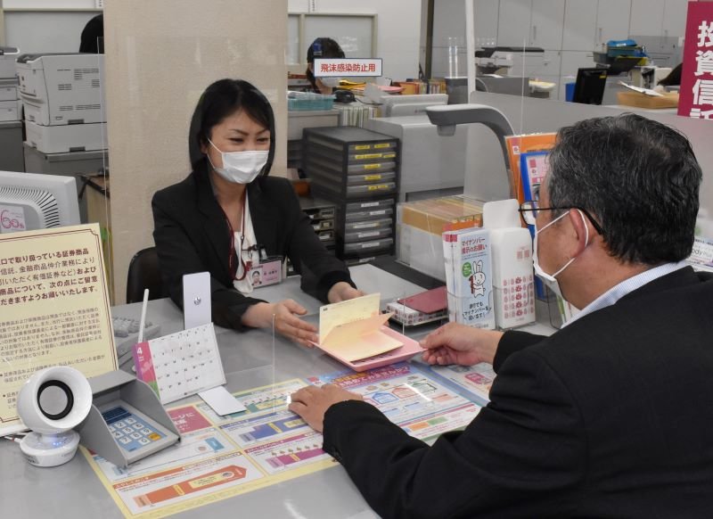 飛まつ感染防止のアクリル板が設置された銀行窓口＝２０２０年（写真と本文は直接関係ありません）
