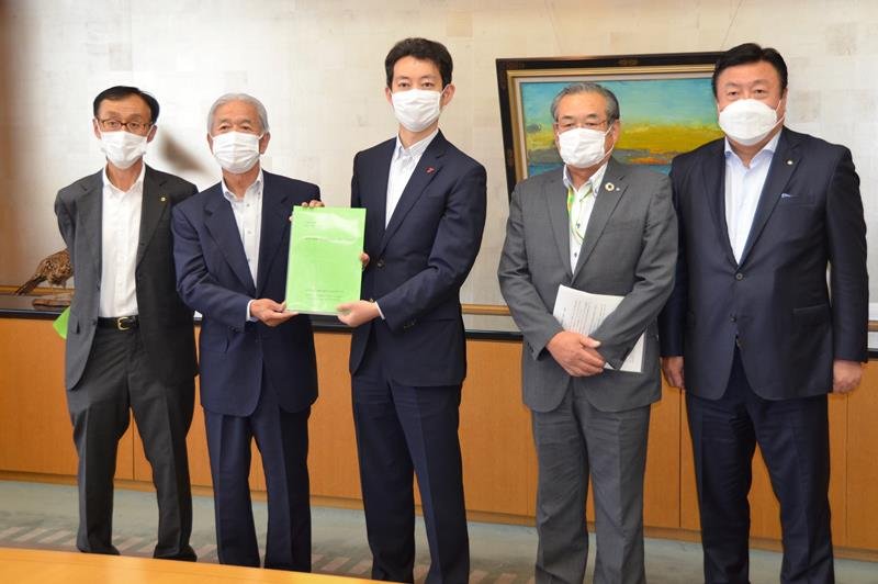 「国家戦略特区」指定を後押しするため、熊谷知事（中央）に提言書を手渡した山崎会長（左から２人目）ら＝２日、千葉県庁
