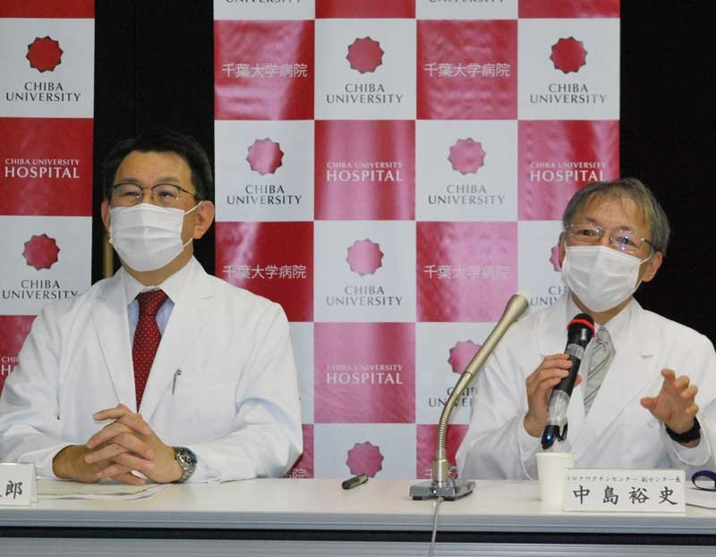 コロナワクチンセンターの研究成果を報告する中島裕史副センター長（右）と横手幸太郎病院長＝３日午後、千葉市中央区の千葉大病院
