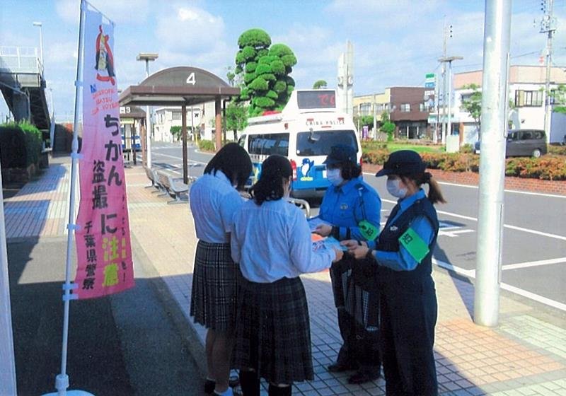駅利用者にチラシを渡す警察官（匝瑳署提供）
