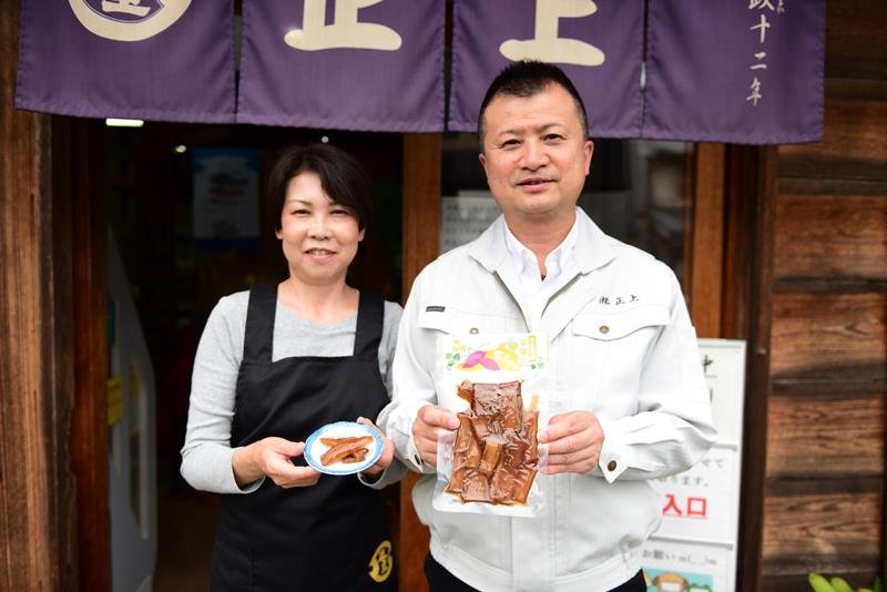 新商品の「千葉県産干芋の蜜がらめ」を紹介する加瀬社長（右）＝香取市
