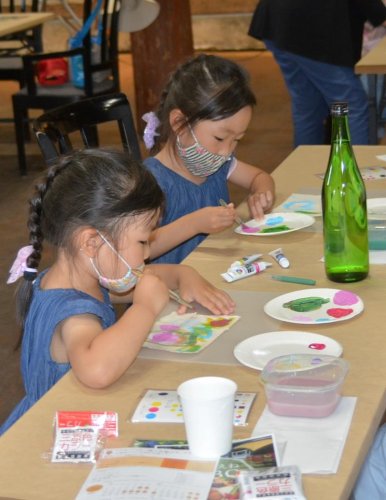 「父の日」に向けてオリジナルラベル作りを行う子どもたち＝酒々井町