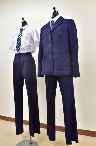 選択制でスラックスを導入した勝浦中の女子制服
