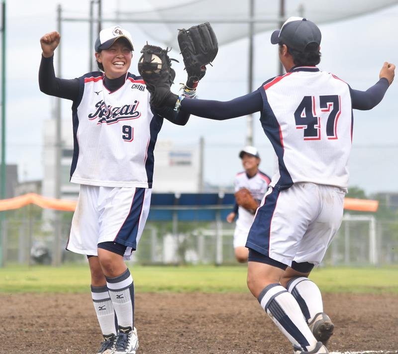 決勝で習志野を下して優勝を決め、喜ぶ千葉経大付・増渕（９）ら＝フクダ電子グラウンド