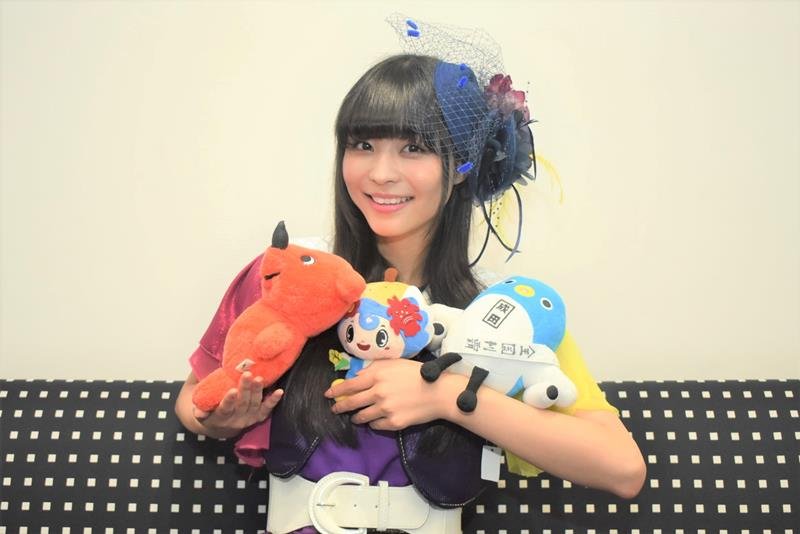千葉県のご当地キャラクターを抱える寺嶋由芙＝東京都港区
