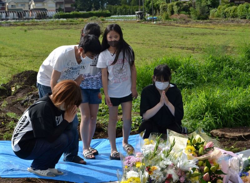 「笑顔かわいかった」「明るく優しい子」　事故現場に献花　住民ら、対策訴え　八街児童５人死傷事故