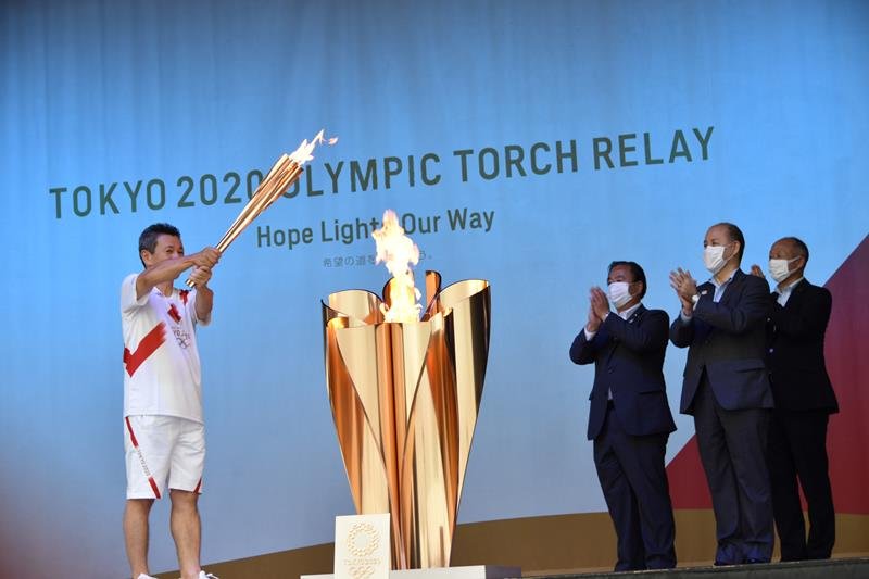 聖火皿に火をともした初日の最終ランナー、片岡英夫さん