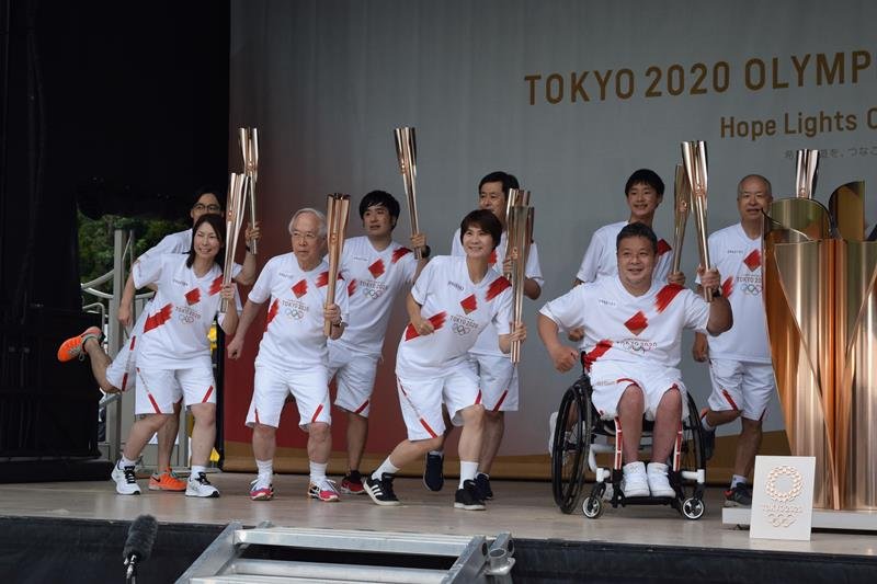 東日本大震災で液状化被害に襲われた浦安市内を走る予定だったランナーたち＝３日午後、松戸市 