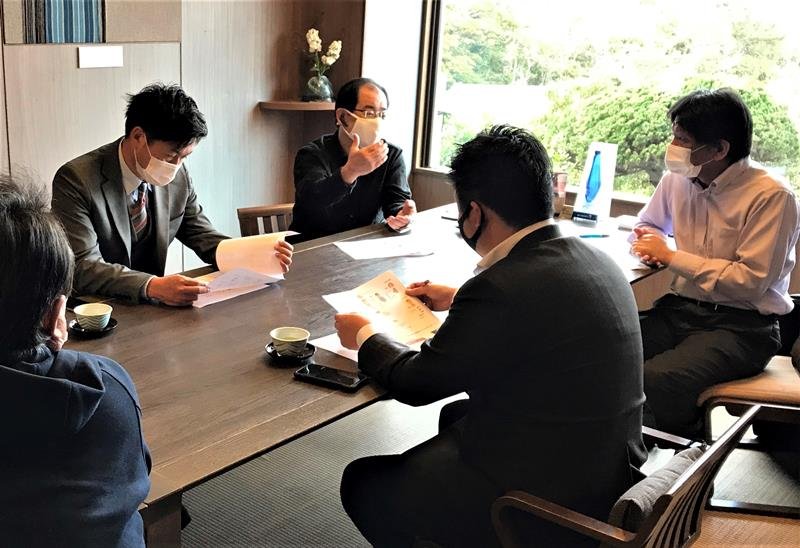 千葉県旅館ホテル組合と千葉日報社との提携では、組合青年部とコロナ後の観光を考える座談会も開催した＝今年２月、館山市
