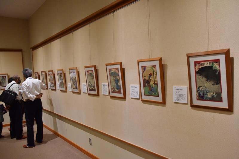 明治期の珍妙な事件を浮世絵版画で紹介する「錦絵新聞」を並べた企画展＝鋸南町の菱川師宣記念館
