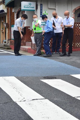 小学校の通学路で歩道の幅などを確認する浦安市の職員ら＝５日、同市
