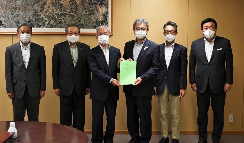 提言書を受け取った椎名副社長（中央右）と「成田空港と地域の繁栄を目指す有志の会」の山崎会長（同左）ら＝１５日、ＮＡＡ本社
