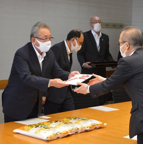 船橋産米を寄贈した今野理事長（左）ら＝船橋市役所