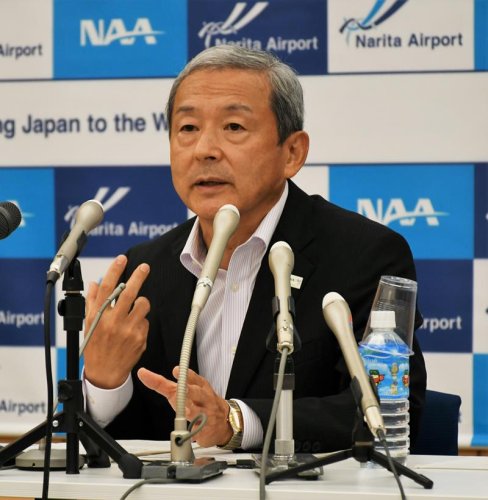 記者会見で質問に答える田村社長＝２９日、ＮＡＡ本社
