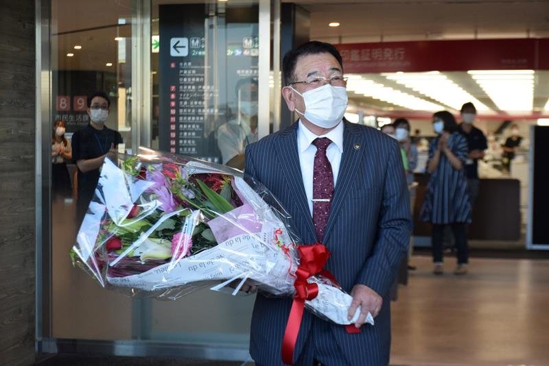 退任式を終えて市役所を出る明智氏＝３０日、旭市役所
