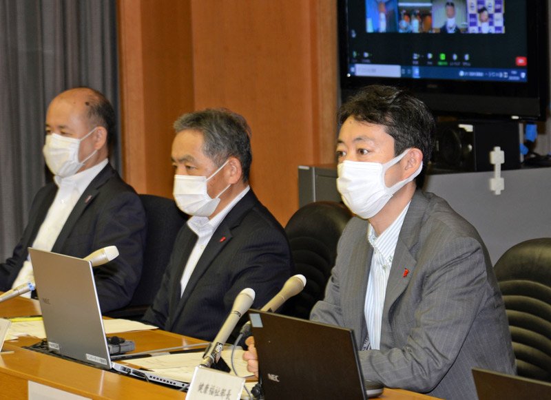 千葉県内に３度目となる緊急事態宣言が発令されると決定したことを受け、県対策本部会議で県の対応を協議する熊谷知事（右）＝３０日、県庁