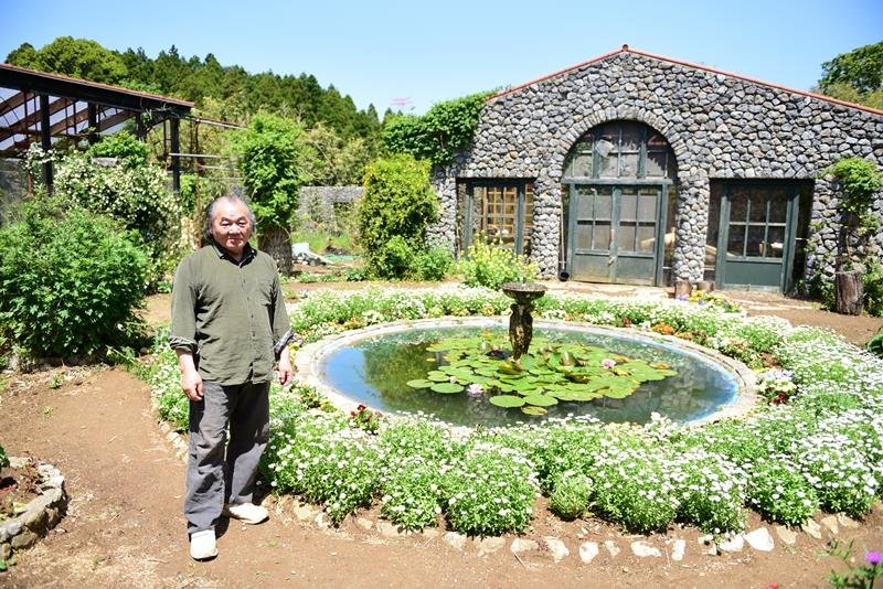 メインエリアの「蝶の館」。修道院風の建物が目を引く＝多古町