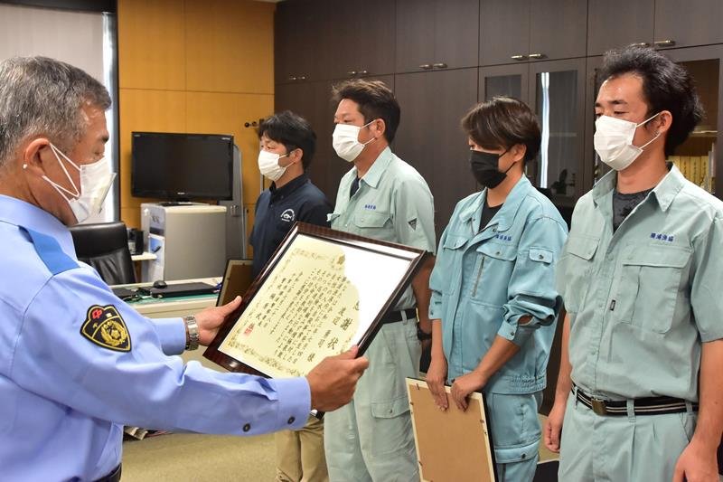 感謝状を贈られた水産関係者４人