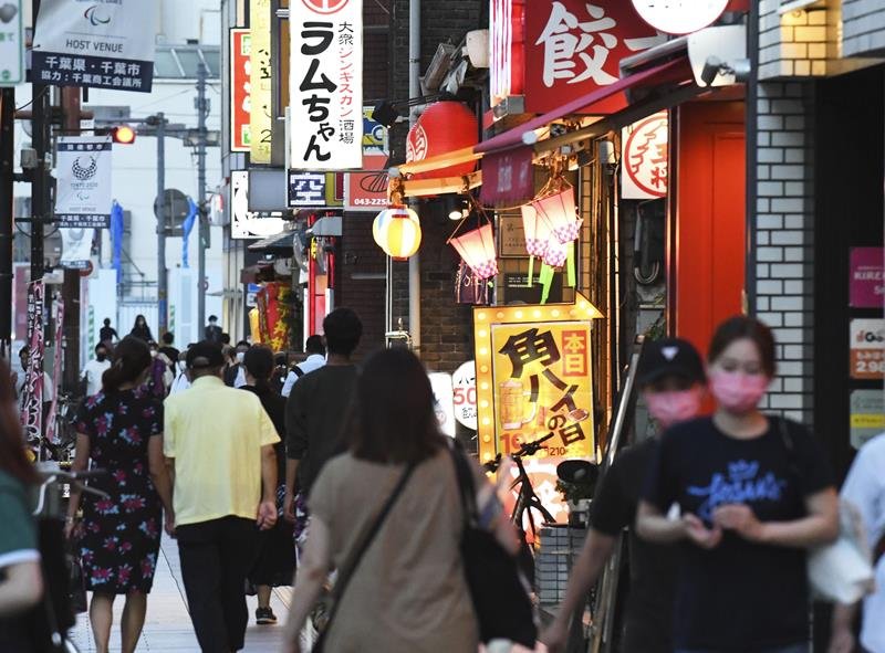 飲食店などが多く並ぶ、千葉市内の繁華街を行き交う人たち＝３１日夕（共同）
