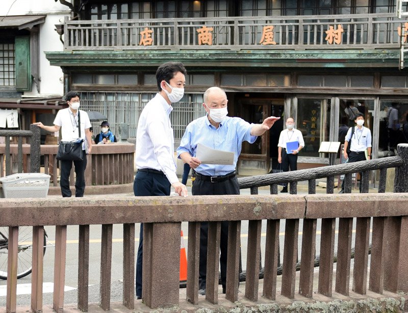 宇井市長（右）から佐原の町並みについて説明を受ける熊谷知事＝２日、香取市