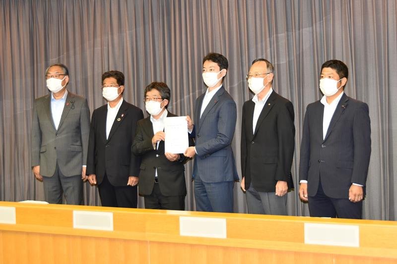 銚子市沖への洋上風力発電整備に関し、熊谷知事（右から３人目）に要望書を手渡した越川市長（同４人目）ら＝３日、県庁
