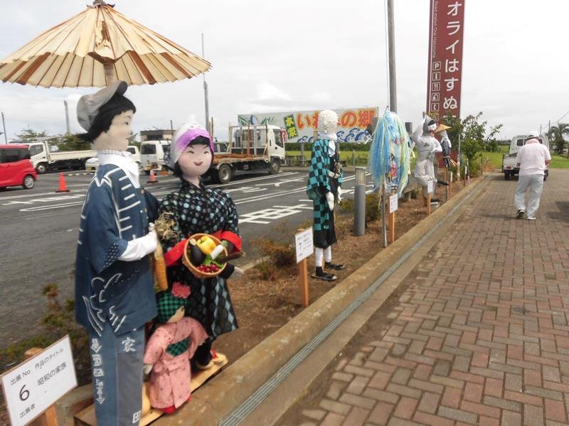 手作りの愛らしいかかしが並んだコンテスト＝山武市の道の駅「オライはすぬま」

