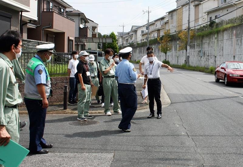 市職員や市原署員らが抜け道になっている市道の危険箇所を点検した＝２４日、市原市ちはら台西
