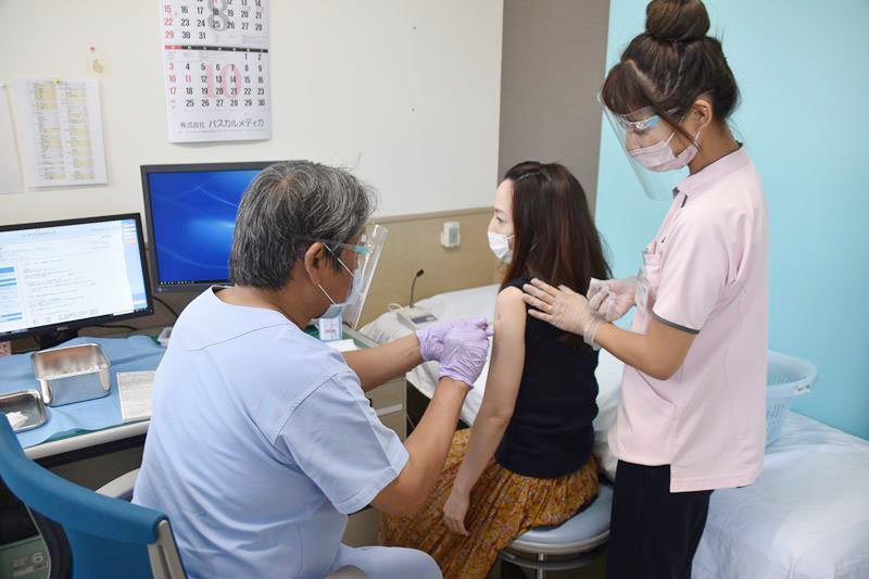 コロナワクチンの優先接種を受ける教育機関の職員＝九十九里町の九十九里病院
