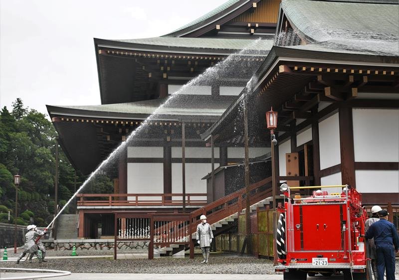 成田山新勝寺の大本堂西翼殿に放水する自衛消防隊の隊員＝成田市
