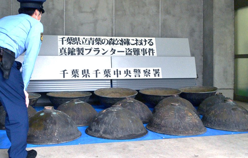 県立青葉の森公園で盗まれ、買い取り業者に売られていた大型プランター＝５日午後、千葉中央署