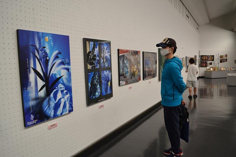 さまざまな技法やテーマの作品が並ぶ千葉デザイン展＝７日、千葉市中央区の千葉県立美術館

