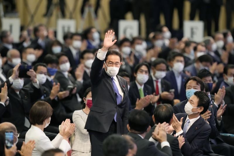 自民党の新しい総裁に選出された岸田文雄さん＝９月２９日午後３時４分、東京都内のホテル（共同）