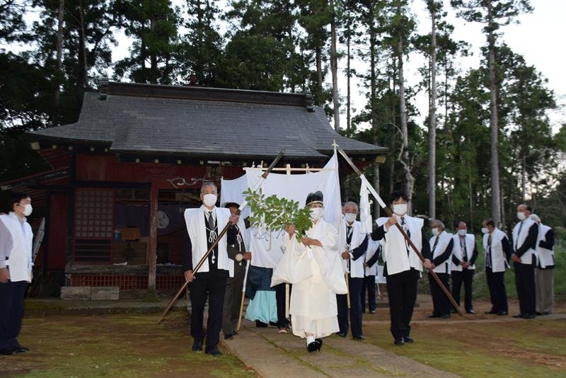 白い布で囲いながら御神体を運ぶ氏子ら＝匝瑳市大寺