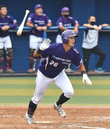 ハナマウイ―日本製鉄かずさマジック　５回裏日本製鉄かずさマジック２死一、二塁、右方向に勝ち越し３ランを放つ吉田＝浦安市運動
