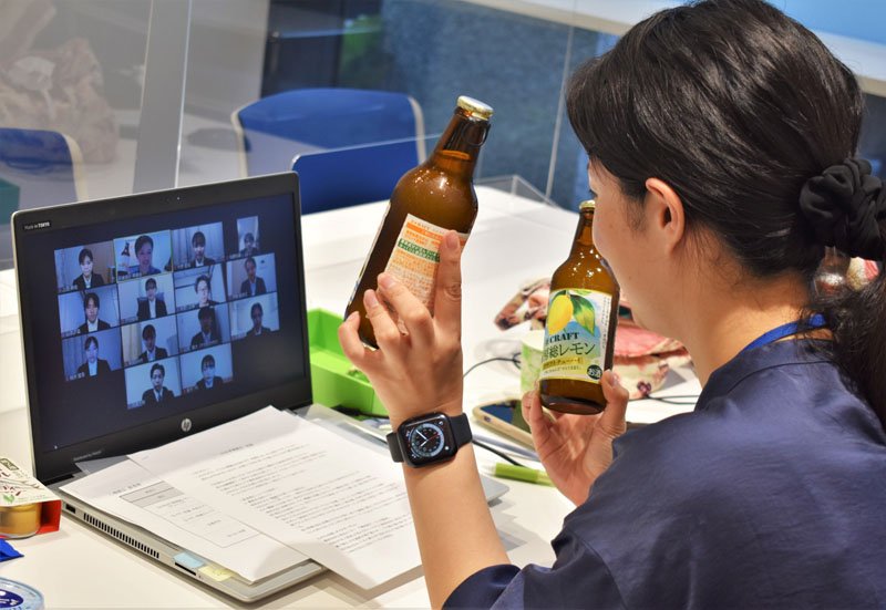 オンライン内定式の後、事前に受け取った県産品の紹介を受ける京葉銀行の内定者＝１日、京葉銀行千葉みなと本部