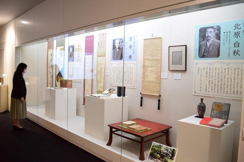市にゆかりがある作家の愛用品などを展示している＝市川市
