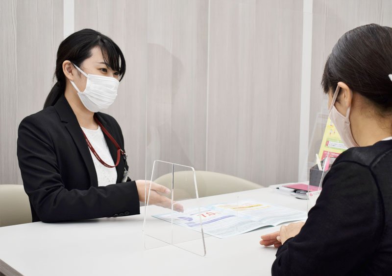 「コンサルティングプラザ検見川」の個室ブースで相談対応に当たるスタッフ＝１８日、千葉市花見川区
