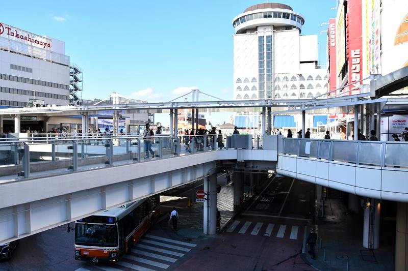 バスなどの乗降場の上に歩行者用デッキのある柏駅東口。中央奥は旧そごう柏店本館の建物＝柏市
